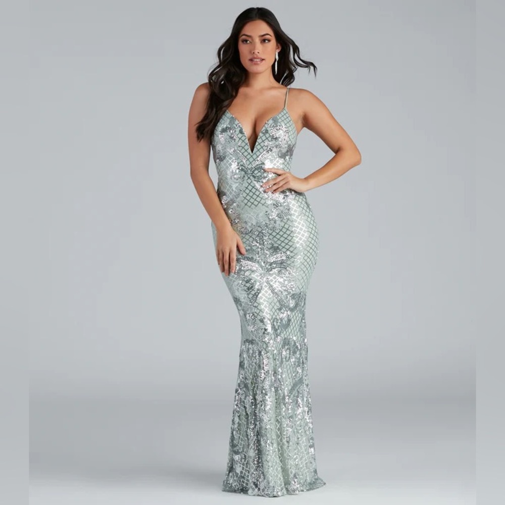 New Windsor mint green sequence formal gown size small - formal